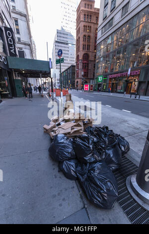 Garbage pila sul New York marciapiede Foto Stock