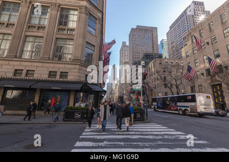 Manhattan street con bandierine americane appeso da edifici Foto Stock