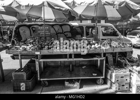 NYC Street produrre gabbie Foto Stock