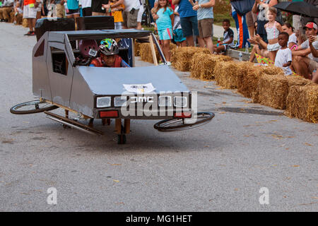 Un capretto manzi un mockup del Delorean dal "Ritorno al futuro dei film nel fresco papà Rock Soap Box Derby il 13 agosto 2016 a Atlanta, GA. Foto Stock