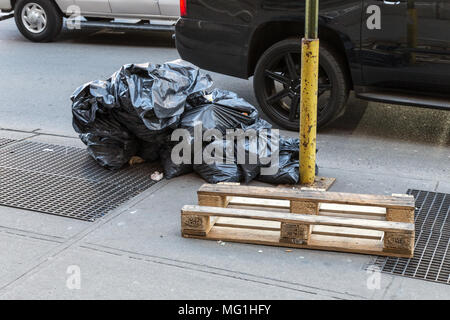 Spazzatura nella città di New York il marciapiede Foto Stock