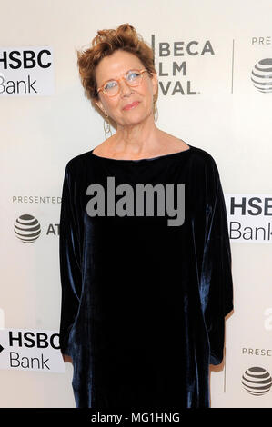 NEW YORK, NY - 21 aprile: attrice Annette Bening assiste la premiere di 'The Seagull' durante il 2018 Tribeca Film Festival a BMCC Tribeca PAC sul Apr Foto Stock