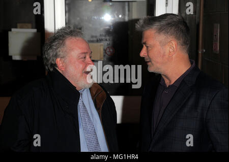 NEW YORK, NY - 21 aprile: attori Tom Hulce e Alec Baldwin assistere alla premiere di 'The Seagull' durante il 2018 Tribeca Film Festival a BMCC Tribeca Foto Stock