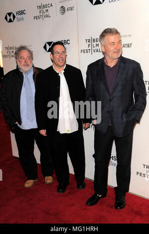 NEW YORK, NY - 21 aprile: Tom Hulce, Michael Mayer ed Alec Baldwin assistere alla premiere di 'The Seagull' durante il 2018 Tribeca Film Festival a BMCC Foto Stock