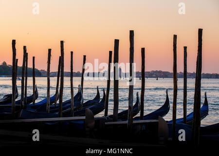 Gondole a Venezia, Italia a sunrise. Sagome su un cielo colorato. Foto Stock