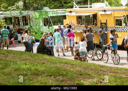 Una grande folla di persone acquista i pasti da carrelli di cibo schierate al Grant Park presso il cibo-o-rama festival il 16 aprile 2016 in Atlanta, GA. Foto Stock