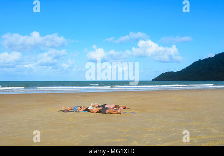 Persone relax su una deserta spiaggia sabbiosa, Mucca Bay, Parco Nazionale Daintree, estremo Nord Queensland, FNQ, QLD, Australia Foto Stock