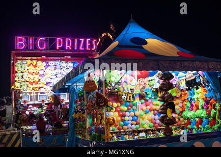 " Grandi premi' segno è luminosamente illuminata di notte sulla cima di carnevale giochi al Gwinnett County Fair settembre 17, 2016 in Lawrenceville, GA. Foto Stock