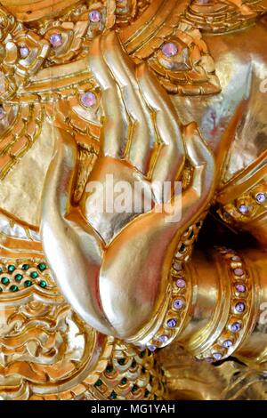Close up antica mano dorata scultura. Foto Stock