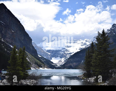 Le maestose Montagne Rocciose Canadesi torre sopra le splendide acque del Lago Louise, Alberta su una tarda primavera. Foto Stock