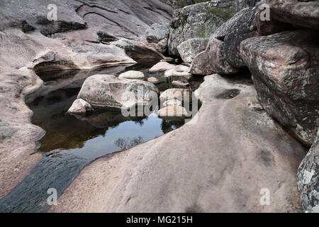 Bagni di Venere, rosso porpora Rock formazione sagomato dal fiume in Halls Gap, Grampians, Victoria, Australia Foto Stock