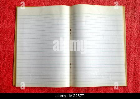 Vecchio Notebook vuota sul tappeto rosso. Foto Stock