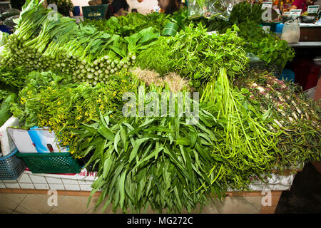 Verdure, spezie, radici e erbe sul contatore, il mercato locale in Thailandia Foto Stock