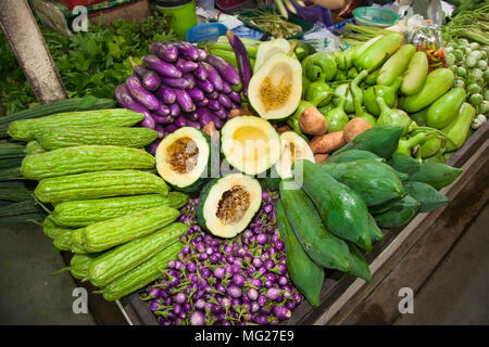 Verdure, spezie, radici e erbe sul contatore, il mercato locale in Thailandia Foto Stock