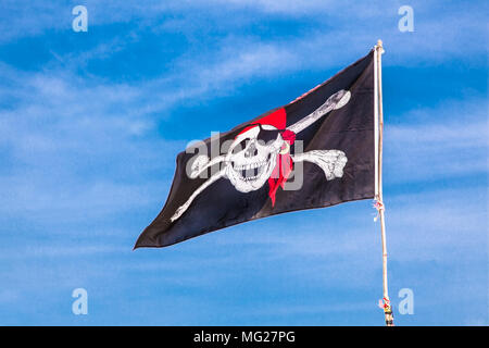 PUKET, Thailandia-Feb 2, 2016: Jolly Roger nero bandiera pirata con teschio umano sul cielo blu su Feb2, 2016 a Phuket, Tailandia. Foto Stock