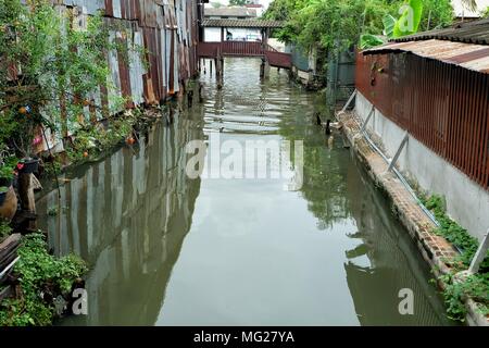 Scenario di Bangkok Yai Canal in Wat Hong Rattanaram comunità, Bangkok in Thailandia. Foto Stock