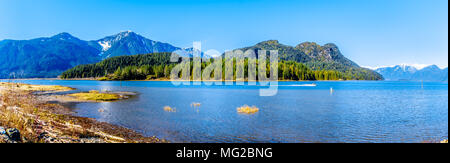 Panorama di una barca da pesca sul lago di Pitt con cime innevate delle spighe dorate e costa altri picchi di montagna in Fraser Valley della Columbia Britannica Foto Stock