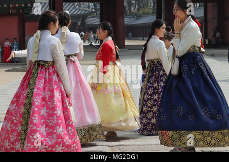 Gruppo di parecchi coreano ragazze adolescenti vestiti con i tradizionali colorati full-fiancheggiò hanboks visita al Palazzo di Changdeokgung a Seul, in Corea del Sud. Foto Stock