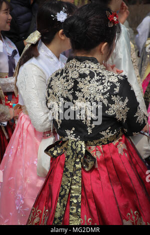Vista posteriore di due le donne coreane, vestito in hanbok tradizionale o chima jeogori, un abito di semplice design spesso realizzati in colori brillanti, rosso, rosa. Foto Stock