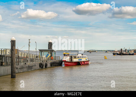 Gravesend, Kent, Regno Unito - 23 Settembre 2017: vista sul fiume Tamigi e la città di Pier Ferry Terminal, con persone in traghetto Foto Stock