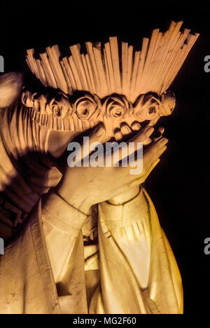 Statua di un pianto Madonna presso il Santuario di Nostra Lady-La Salette a Enfield, NH, Stati Uniti d'America. In funzione dal 1954 dopo quasi la chiusura nel 2015. Foto Stock
