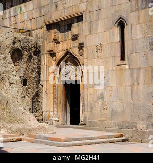 Monastero di Geghard, unica costruzione architettonica nella provincia di Kotayk dell'Armenia. Patrimonio Mondiale UNESCO Foto Stock