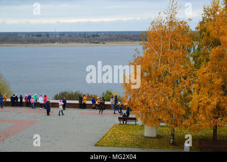 Volgograd, Russia - Novembre 01. 2016. I bambini sul fiume Volga terrapieno in centro città Foto Stock