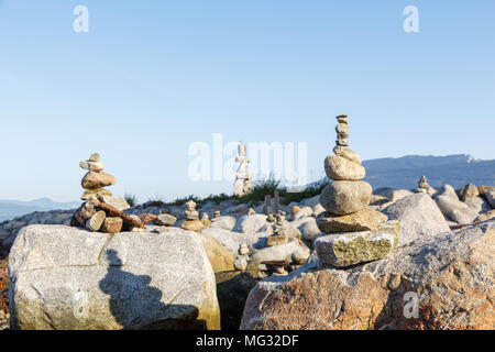 Uomo-realizzato inukshuks con Vancouver inukshuk gigante in background Foto Stock