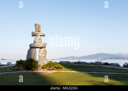 Il gigante Inukshuk di English Bay in Vancouver Foto Stock