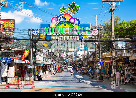 PHUKET, Tailandia - Jan 23, 2016: Patong Beach segno di benvenuto al di sopra di entrata di Bangla Road a Phuket il Jan 23, 2016 la Tailandia. Bangla Road è una famosa Foto Stock