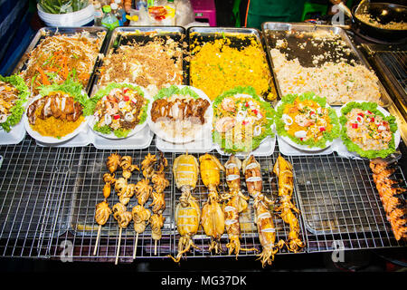 Freschi cibi deliziosi in un pubblico street restaurant a Phuket, Tailandia. Foto Stock