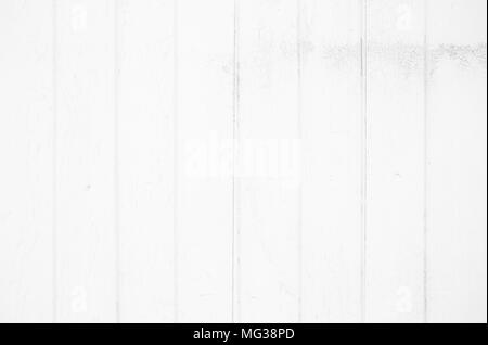 Vecchia verniciatura bianca sulla parete di legno dello sfondo. Foto Stock