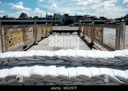 Contrappeso per Flood presso il fiume Chao Phraya Bank, Bangkok in Thailandia. Foto Stock