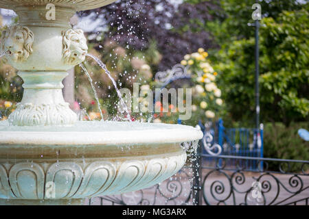 Funzione acqua fontana con goccioline di acqua a Dartmouth, Devon, Regno Unito Foto Stock