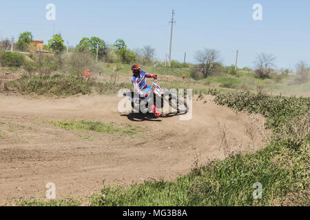 Motociclista vola nella molla blu cielo Foto Stock