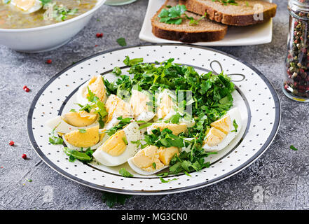 Uova sode con verdi. Cibo sano. Insalata estiva Foto Stock