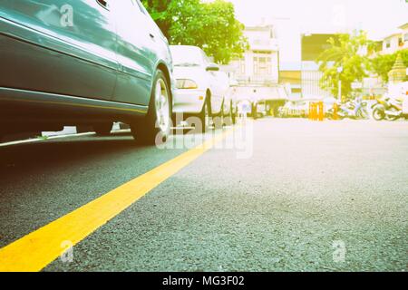 Vista inferiore del parcheggio auto sul sottofondo stradale con perdita di luce. Foto Stock