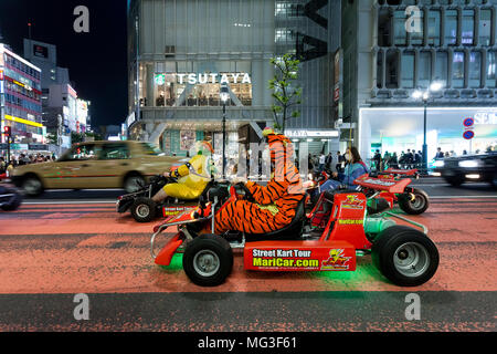 I turisti occidentali e asiatici amano guidare Mari Cars andare cart attraverso Shibuya traversata, Tokyo, Giappone Foto Stock