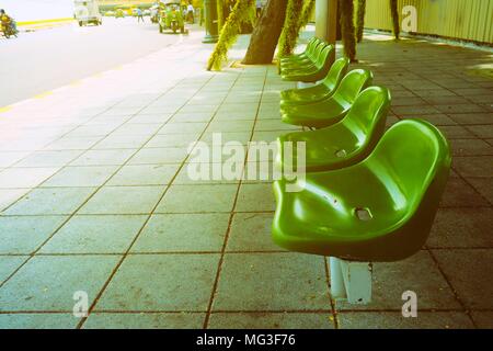 Fermata bus sedie Foto Stock