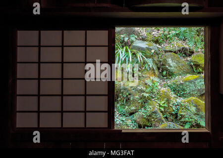 La porta di carta di una casa a Sankei en Garden che mostra un lussureggiante giardino verde fuori. Naka Ward, Yokohama, Kanagawa, Giappone. Foto Stock