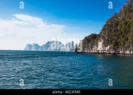 Baots per subacquei al Phi Phi Doh isola il Jan 27, 2016.La Thailandia. Le Isole Phi Phi sono popolari fra i turisti provenienti da tutto il mondo. Foto Stock