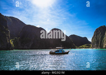 Imbarcazioni al Maya Beach in Ko Phi Phi island in Thailandia. Foto Stock