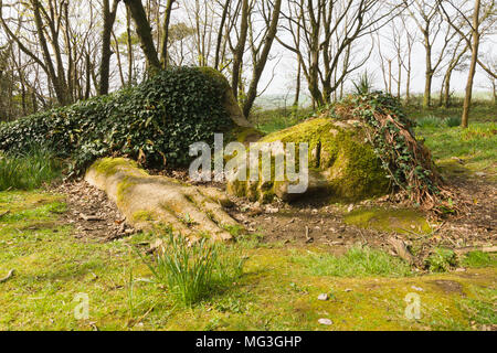 Il fango cameriera scultura in Lost Gardens of Heligan creato da Pietro e Sue Hill Foto Stock