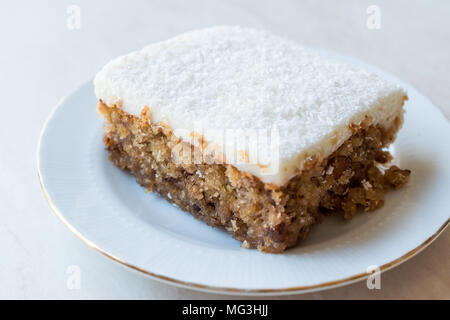 Cipro dessert chiamato anche Trilece / Kibris Tatlisi / Muhallebi budino di latte con noci e pangrattato. I cibi tradizionali. Foto Stock