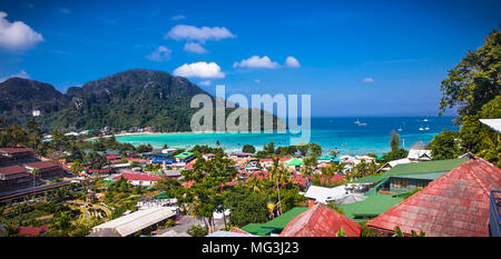 Panorama delle isole tropicali Phi Phi Don e Phi Phi Leh in mare. Crabi, Thailandia Foto Stock