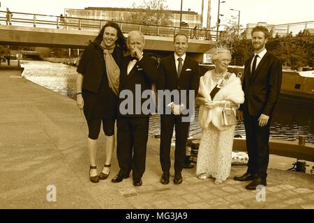 Vasca idromassaggio con Royal lookalikes celebra il principe Harry's stag 26 Aprile 2018 Foto Stock