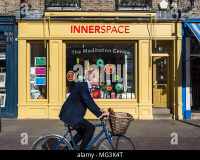 Centro di meditazione - un cicli di " commuters " passato il Innerspace Centro di Meditazione a Cambridge Regno Unito. Innerspace è un iniziativa della Brahma Kumaris. Foto Stock