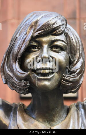 Statua del cantante Cilla Black accanto alla caverna Mathew Street Liverpool. Merseyside, Regno Unito. Priscilla Maria Veronica White OBE (27 maggio 1943 - 1 agosto Foto Stock