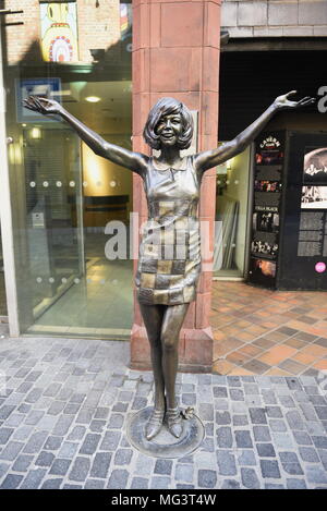 Statua del cantante Cilla Black accanto alla caverna Mathew Street Liverpool. Merseyside, Regno Unito. Priscilla Maria Veronica White OBE (27 maggio 1943 - 1 agosto Foto Stock