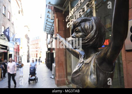 Statua del cantante Cilla Black accanto alla caverna Mathew Street Liverpool. Merseyside, Regno Unito. Priscilla Maria Veronica White OBE (27 maggio 1943 - 1 agosto Foto Stock